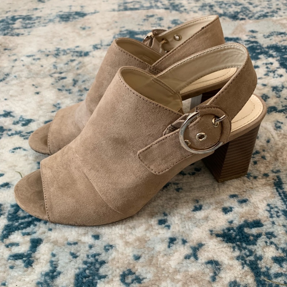 Adorable peep toe sling back heels!